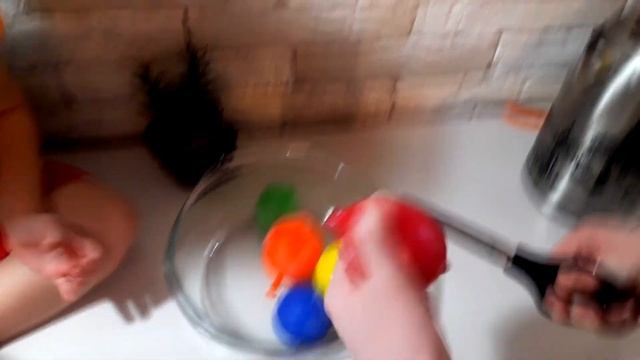 Делаем воздушные шарики со льдом | Видео для детей смотреть онлайн