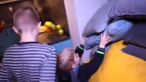 СКЕЛЕТ НАПАДАЕТ на спящих детей! Дети напуганы до СМЕРТИ !
