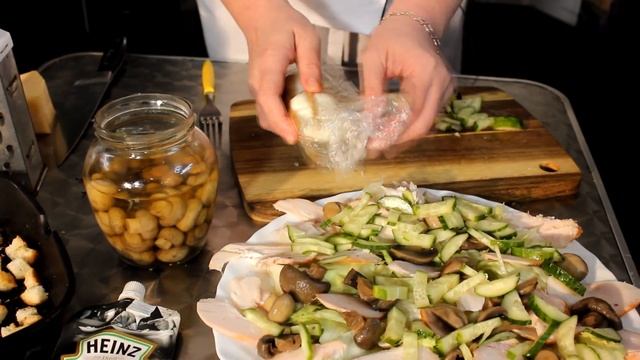 Салат Цезарь с копченой курицей . Ну очень вкусно.