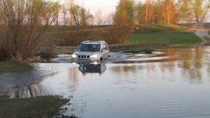 Nissan X-Trail vs. water, offroad