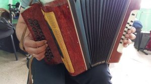 учимся играть на гармони. упражнения для правой руки.