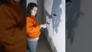 С дианой красим стену красивая стена.  Мелом рисовать на стене