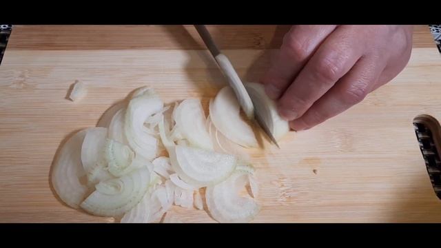 Мясо получается очень нежным, сочным и ароматным. Отбивные из свинины с помидорами и сыром в духовк