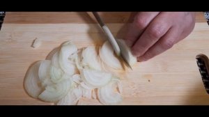 Мясо получается очень нежным, сочным и ароматным. Отбивные из свинины с помидорами и сыром в духовк