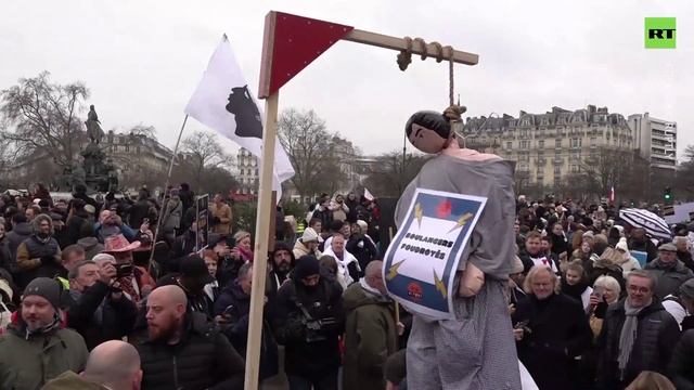 Одетые в фартуки и размахивающие багетами французские пекари, владельцы ресторанов вышли на протесты