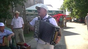 Слава играет на Гармони авторские песни