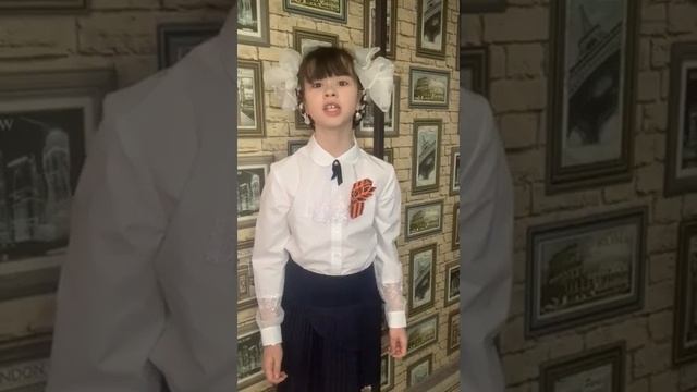 Виктория читает стих Мусы Джалиля "Чулочки". смотреть онлайн