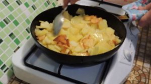 Вкусная и хрустящая жареная картошка