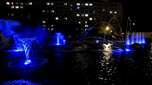 Танцующие и поющие ФОНТАНЫ на Бульваре Энтузиастов - 2! Fountains! смотреть онлайн