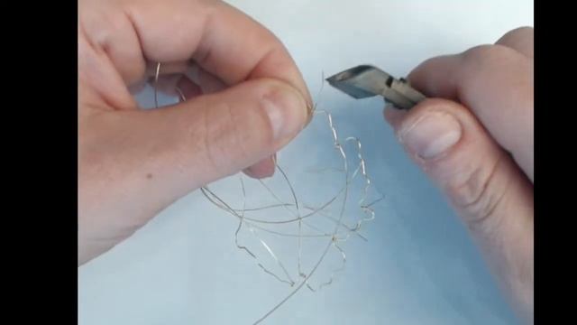 Листок гингко-билоба скруткой. Текстурная одноцветная рептилия. смотреть онлайн