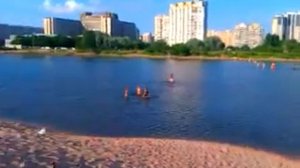 Переход петербуржцев через протоку у намыва на В.О.