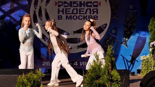 БЕЗ ИГРУШЕК - МАМА, Я СТАЛА ВЗРОСЛЕЙ (Выступление на Тверской площади) смотреть онлайн