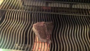 Готовим стейк на инфракрасной горелке SIZZLE ZONE™ газового гриля Napoleon®