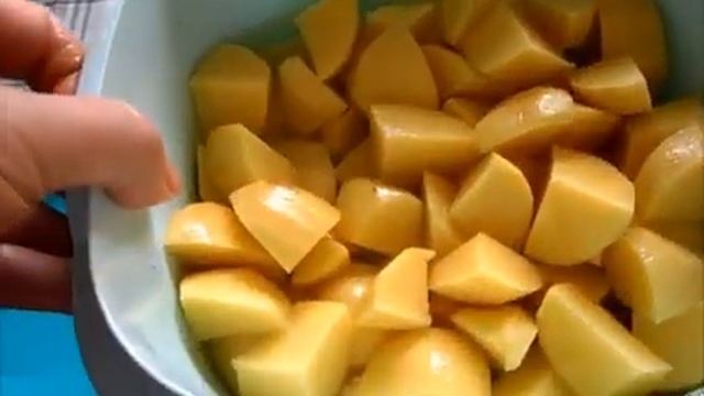 Это видео ни про то, как тушить картофель, а про то, как сделать картофель еще вкуснее. смотреть онлайн