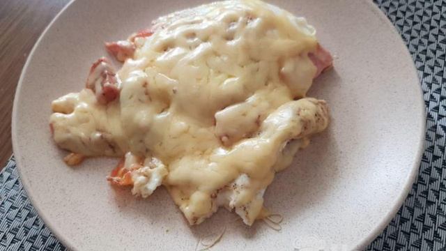 Яичница с овощами и сыром на завтрак