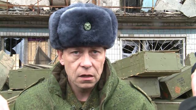 Аэропорт. Эксгумация тел украинских военных продолжается. смотреть онлайн