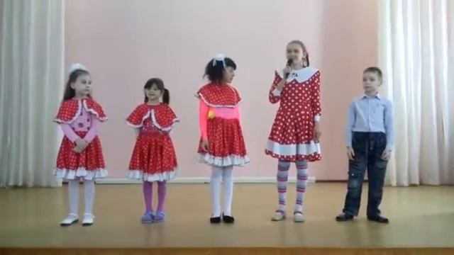 Племянница Инесса читает стишок. Племянница всередине))