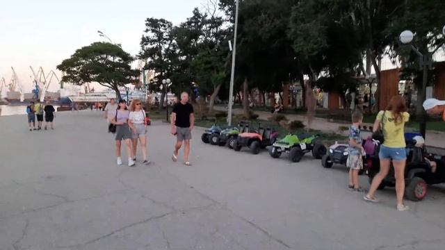 Вечерняя прогулка по Феодосии, памятник доброму гению набережная.