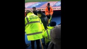 БОЛЕЛЬЩИК УПАЛ С ТРИБУН, ПРАЗДНУЯ ГОЛ. Нелепые травмы футбольных фанатов. Футбольный топ @120 ЯРДОВ