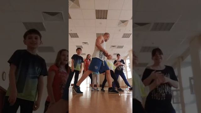 ШАФЛ ДЛЯ НОВИЧКОВ ИЗ ТРЕНДОВ ТИК ТОК ТАНЦЫ 2021 / ОБУЧЕНИЕ ТАНЦАМ ВИДЕО УРОКИ ТАНЦЕВ ОНЛАЙН.