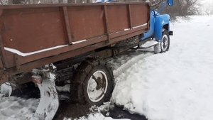 НЕРЕАЛЬНЫЕ ВОЗМОЖНОСТИ ГАЗ 53. с одним скатом колес по снегу!!!