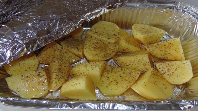 Картофель с сухими травами запеченный в фольге