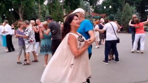 ДОЖДЛИВЫМ ВЕЧЕРОМ ЗАШЁЛ Я В РЕСТОРАН! СЧАСТЛИВЫЕ МОМЕНТЫ ИЗ ПАРКА ГОРЬКОГО ХАРЬКОВ ТАНЦЫ