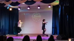 Танцуют те, кому далеко за 60.