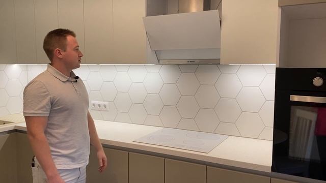 Угловая кухня с акриловой столешницей и фартуком из плитки. Обзор