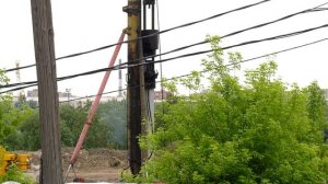 Копер забивает сваю