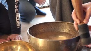 Как ведёт себя вода в Тибетской Поющей Чаше