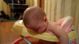 Ребенок спит и храпит прямо в ходунках!