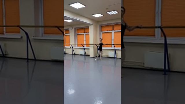 Полина Кислицына. КМТИ Г.П. Вишневской. Урок классического танца. "Rond de jambe par terre" у станк смотреть онлайн