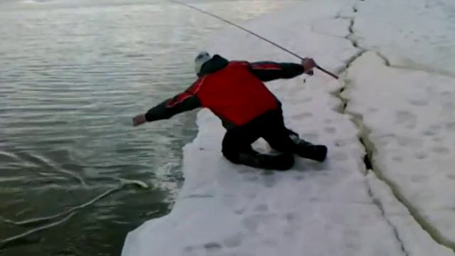 Cпининг с берега сразу после схода льда перед весенним запретом. Spinning Fishing On Zander Fish.