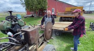 Семейная пара показала лесопилку 1950 г., на которой можно пилить дрова и доски, как и 70 лет назад