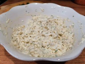Очень вкусный и сытный салат с кальмарами и яицом.