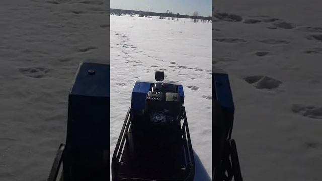 Мотобуксировщик "МУЖИК" едет по полю смотреть онлайн