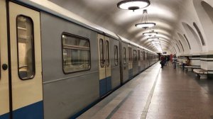 "Посадки нету, отойдите от края платформы" 81-760/761 "Ока" проезжает станцию Алексеевская.