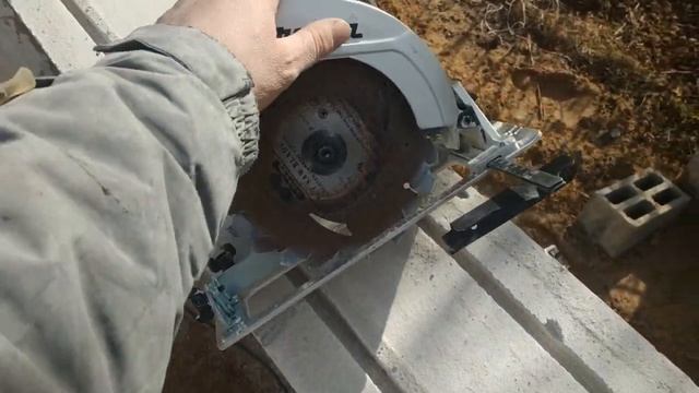 Штроба под арматуру в пеноблоке с помощью паркетки.