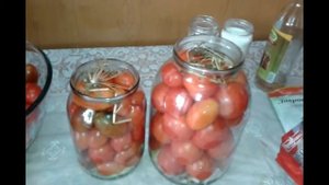 Маринованные помидоры с луком и болгарским перцем .