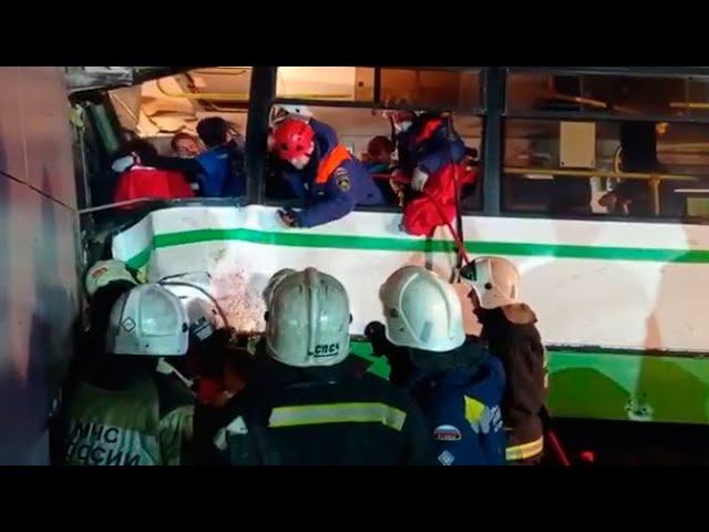 В Великом Новгороде пассажирский автобус врезался в здание университета