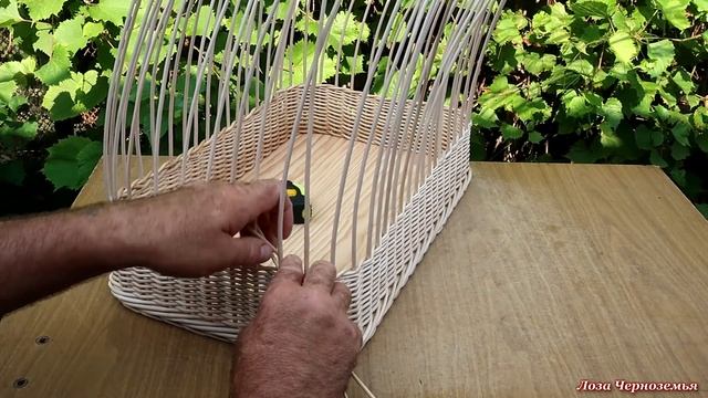 Плетение подноса из лозы, ивового прута на фанерном основании.