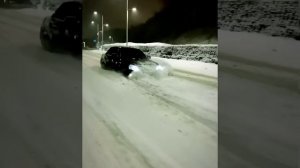 На просьбу ГИБДД по возможности не выезжать в снегопад на дороги, отреагировали только коммунальные