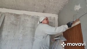 Выравнивание стены штукатуркой, над дверью