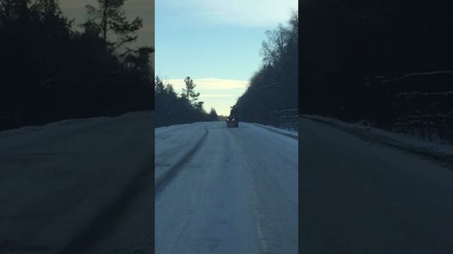 Укладывает щебень в снег