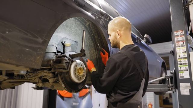 BMW F10-F11 замена ЗАДНИХ тормозов с электро-ручником (+ОТВЕТ ПО Е39) смотреть онлайн