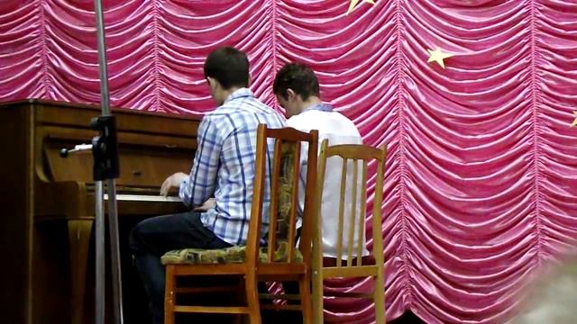 Игра рок-н-рол на фортепіано на 4 руки. смотреть онлайн