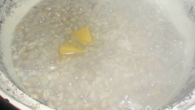Курица с перловкой на сковороде