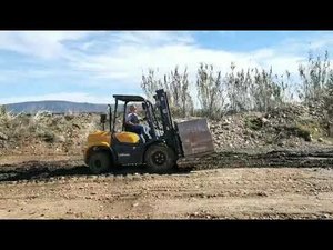 Внедорожный вилочный погрузчик LiuGong CLG2035H-R работает в грязи