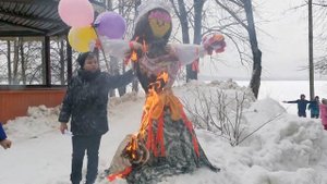 Сжигание чучела Масленицы на берегу Рубского озера в пансионате "Чайка" (Ивановская область)